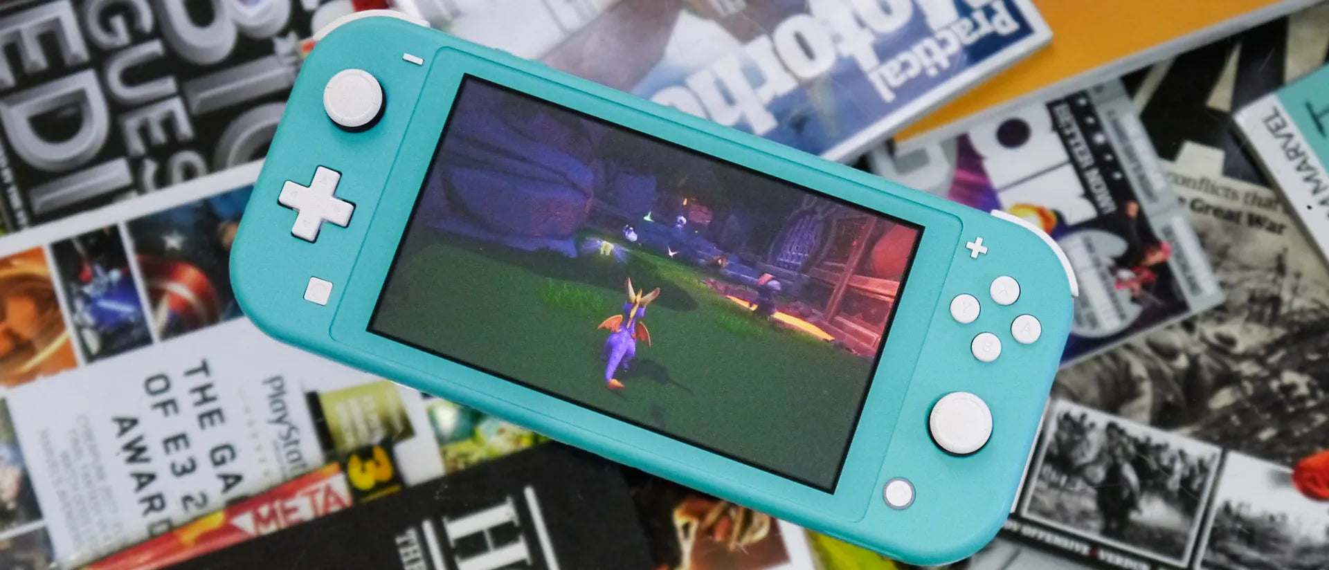 Handheld Nintendo Switch Lite von StekaShop mit blauem Gehäuse und abgerundeten Ecken, liegend auf weißem Hintergrund.
